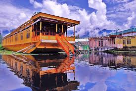 Dal Lake houseboat stay in Srinagar